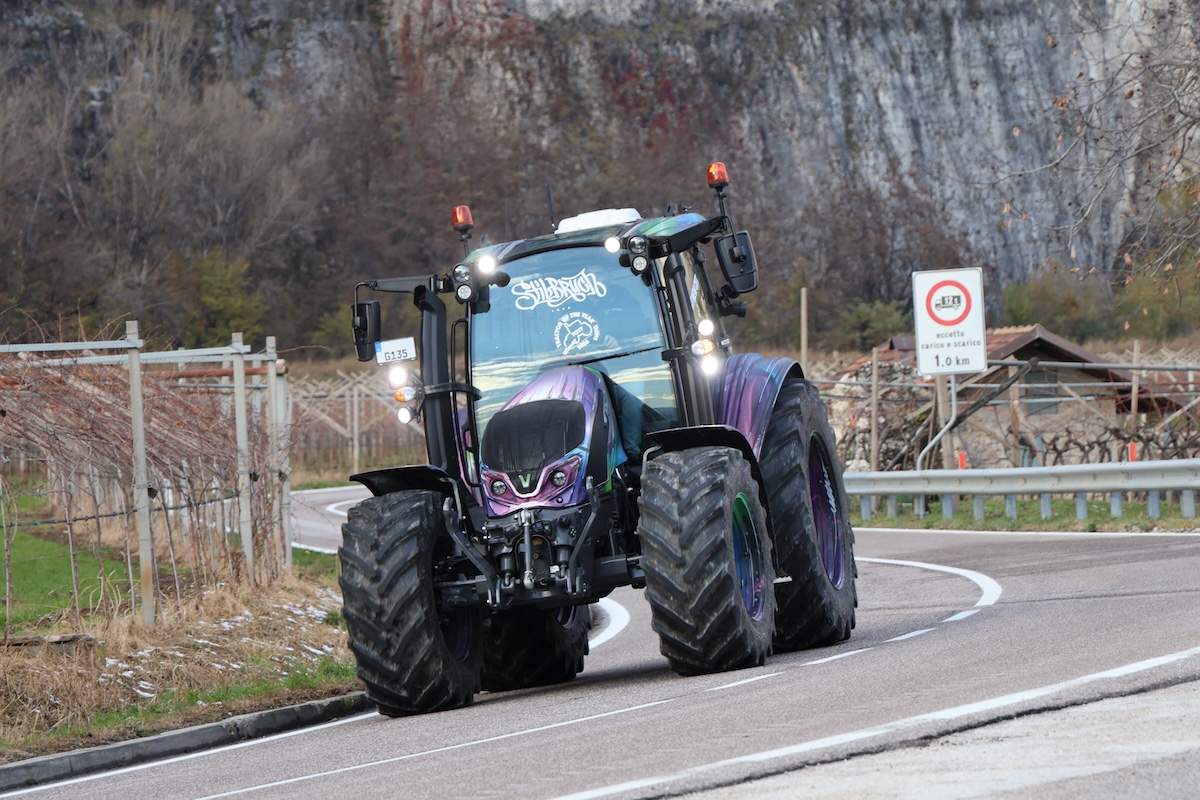 Valtra G135 CVT offre una potenza boosterizata di 145 cavalli nelle operazioni di trasporto su strada